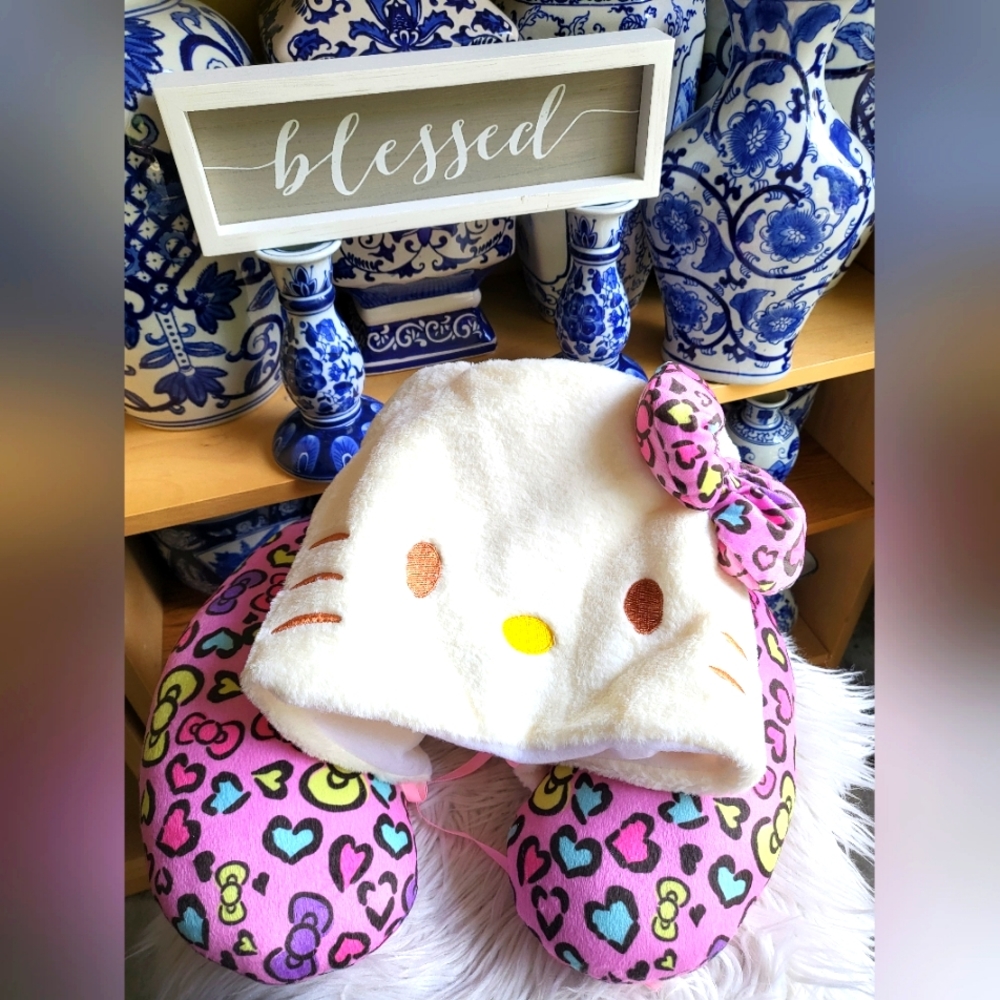 Hello Kitty Travel Neck with CAP